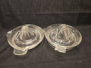 lot 5080 image: Glass Citrus Juicer Reamer Set