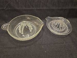 lot 5084 image: Glass Citrus Juicer Reamer Set