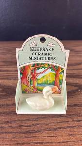 lot 40594 image: Bone China Swan Keepsake Ceramic Miniature with Display Card