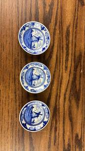 lot 40611 image: 2This item is a vintage Delft Blue miniature plate, likely used as a butter pat dish or teabag holder.
