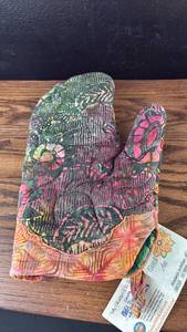 lot 40644 image: Aboriginal Dot Art Oven Mitt Kitchen Glove