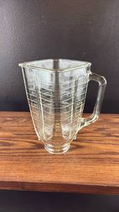 lot 40648 image: Glass Measuring Cup with Handle and Pour Spout
