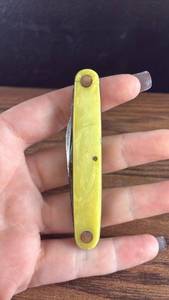 lot 40666 image: Yellow Handle Folding Pocket Knife