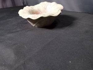 lot 4889 image: Ceramic Leaf Pattern Decorative Bowl
