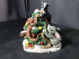 lot 4894 image: Charming Tails Trimming The Tree Christmas Figurine