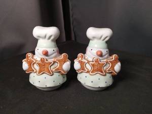 lot 40872 image: Chef with Gingerbread Salt and Pepper Shakers Set