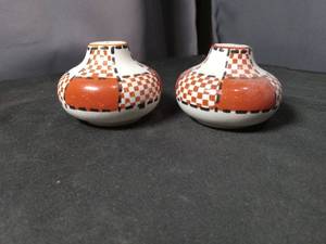 lot 40878 image: Native American Style Ceramic Pottery salt and pepper shaker set