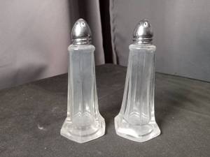 lot 40880 image: Clear Glass Salt and Pepper Shakers with Metal Tops