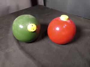 lot 40890 image: Christmas ornaments Red and Green shaker set