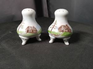 lot 40893 image: Tahlequah Oklahoma Souvenir Salt and Pepper Shakers Set