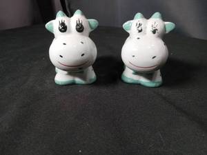 lot 40906 image: Ceramic Cow Salt and Pepper Shaker Set