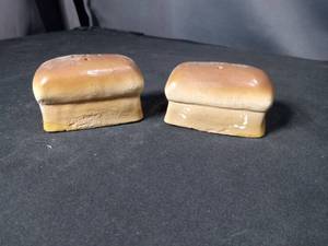lot 40908 image: Ceramic Bread loaves Salt and Pepper Shaker Set