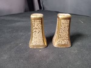 lot 40913 image: Decorative Ceramic Salt and Pepper Shakers Set