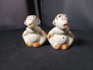 lot 40915 image: White Ceramic Buddha Figurines Salt and Pepper Shakers Set