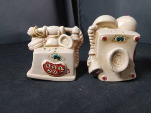 lot 40917 image: Novelty Telephone and Toaster Salt and Pepper Shakers Set