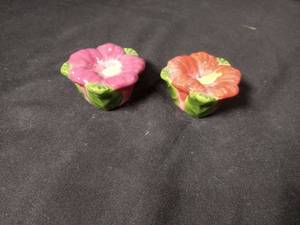 lot 40919 image: Ceramic Flower Shaped Salt and Pepper Shakers Set