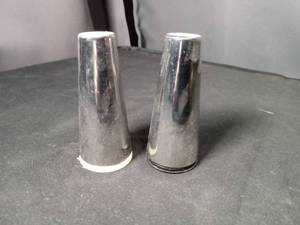 lot 40924 image: Clear Glass Salt and Pepper Shaker Set