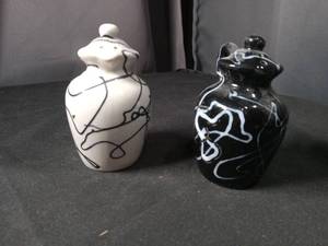 lot 40932 image: Native American Style Ceramic Pottery Set with Abstract Designs salt and pepper shaker set