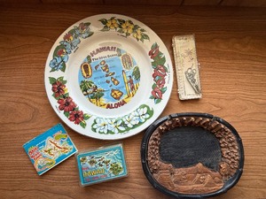 lot 9 image: Mixed Vintage Hawaii Memorabilia & Souvenirs