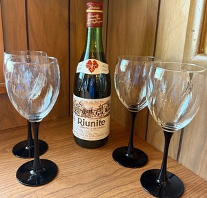 lot 26 image: Vintage Riunite Lambrusco Bottle w 4 Wine Glasses
