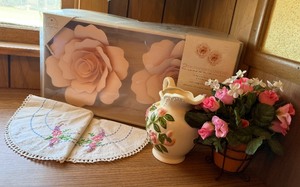 lot 31 image: Floral Decor Lot w Rose Pitcher Doilies & Paper Flowers