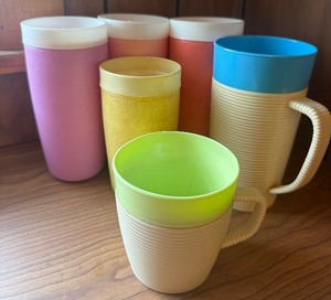 lot 35 image: Vintage Raffiaware Thermo-Temp Ribbed Cups & Mugs Lot