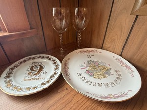 lot 37 image: Vintage 9th Anniversary Plates & Twisted Stem Glasses