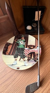 lot 39 image: Vintage Golf Dcor Lot w Honeymooners Plate & Scoring Watch