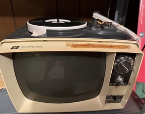 lot 50 image: Vintage GE ShowN Tell Picturesound Program Viewer w Records & Filmstrips - Tested