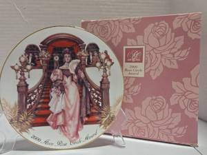 lot 344 image: 2000 Avon Rose Circle Award Commemorative Plate with Box