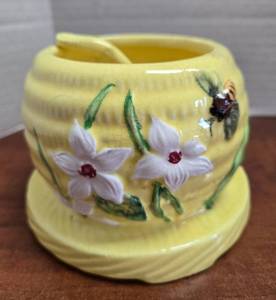 lot 375 image: Vintage Yellow Ceramic Honey Pot with Bee and Flower Design. No markings