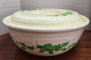 lot 376 image: Homer Laughlin China-Oven Serve Casserole Dish with Lid from the 1930s