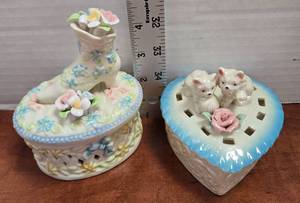 lot 419 image: Porcelain Trinket Boxes Set with Kitty & Floral Decorations