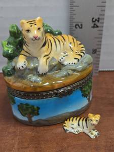 lot 423 image: Hand Painted Porcelain Tiger Trinket Box with Removable Baby Tiger