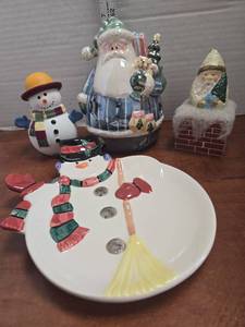 lot 429 image: Christmas Holiday Ceramic Figurine and 8.5 Cookie Plate. Pre-owned