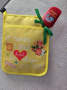 lot 440 image: Teacher Appreciation Gift Set withSpatula and Yellow Pot Holder