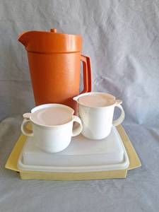 lot 25 image: Retro Tupperware HTF Cream & Sugar Set