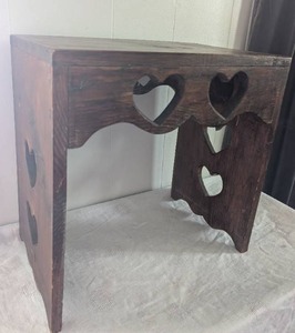lot 510 image: Wooden Shelf with Heart Cutout Design - 18x11x17.5 in