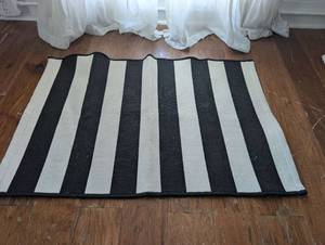 lot 1016 image: Double Sided Black and White Patterned Door Mat
