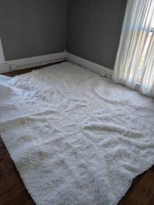 lot 1018 image: Large White Fluffy Shag Area Rug 8x10 ft