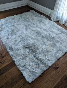 lot 1019 image: Gray Fluffy Shag Area Rug - 5x6 ft