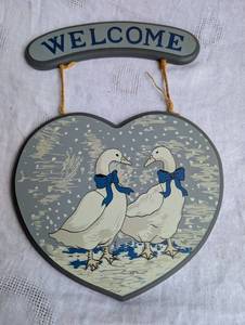 lot 1500 image: Wooden Welcome Sign Heart Shape - 14 in
