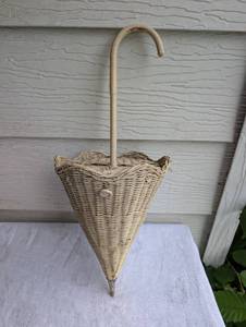lot 1507 image: Wicker Umbrella Stand with Handle - 18 in