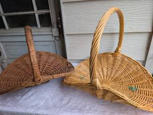 lot 1508 image: Large Woven Wicker Flower Baskets with Handles - 2 ct
