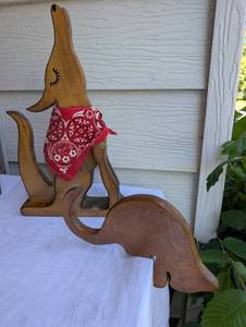 lot 1520 image: Handcrafted Wood Wolf Figure  Cat Shelf Decor