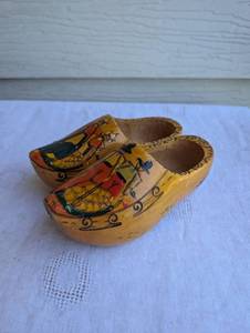 lot 1525 image: Hand Painted Dutch Wooden Clogs with Folk Art Design - 7 in