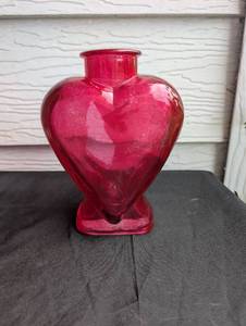 lot 1711 image: Red Glass Heart Shaped Vase