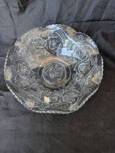 lot 2001 image: Pressed Glass Rose Pattern Serving Bowl