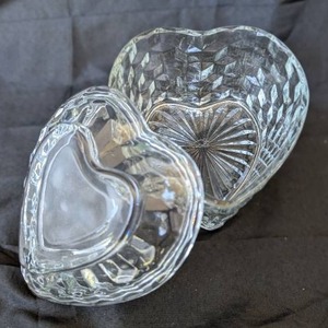 lot 2005 image: Crystal Glass Heart-Shaped Keepsake Box with Lid