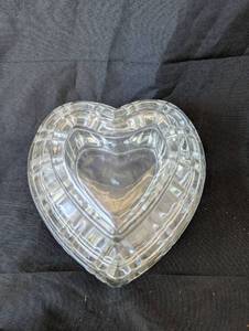 lot 2006 image: Clear Crystal Heart Shaped Jewelry Box with Lid - 2 ct